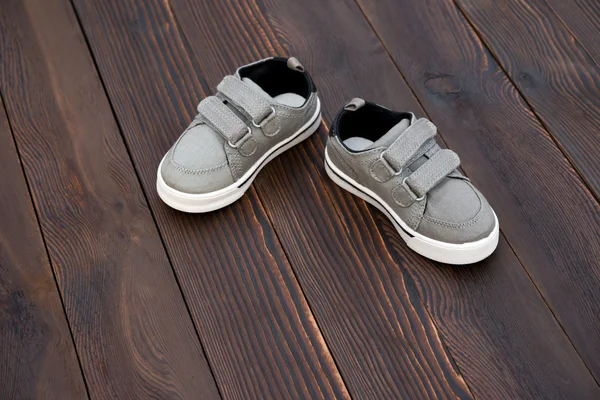 Coppia di scarpe grigie su fondo in legno — Foto Stock