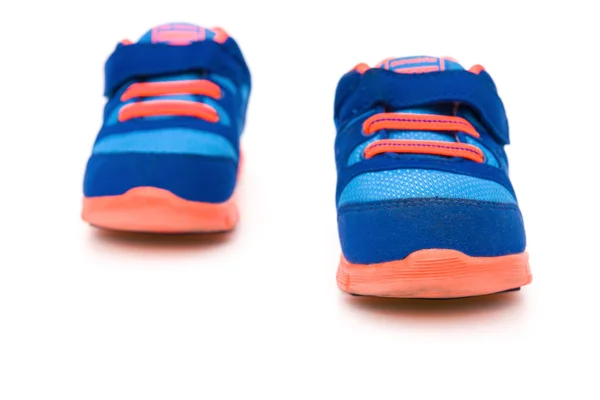 Par de zapatos deportivos azules para niño en blanco — Foto de Stock
