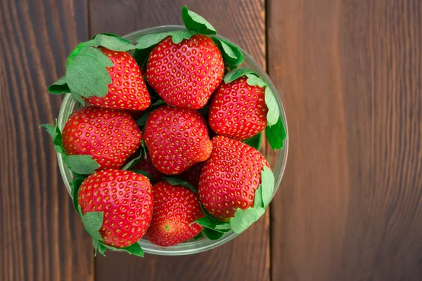 Cuenco de vista superior de fresas en madera — Foto de Stock