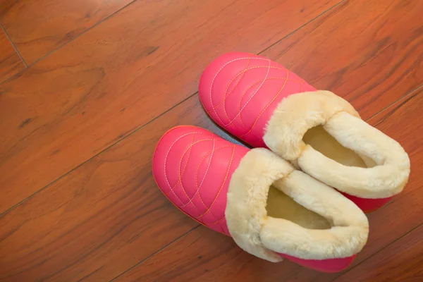 Par de sapatos para senhora no chão de madeira no quarto de cama — Fotografia de Stock