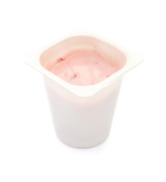 Aardbei smaak yoghurt op wit met uitknippad — Stockfoto