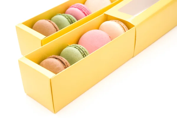 Macarons colorés dans des boîtes avec chemin de coupe — Photo