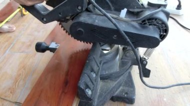 Genç marangoz ahşap parçaları kesmek için bir daire testere kullanarak