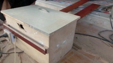 Genç marangoz ahşap parçaları kesmek için bir daire testere kullanarak