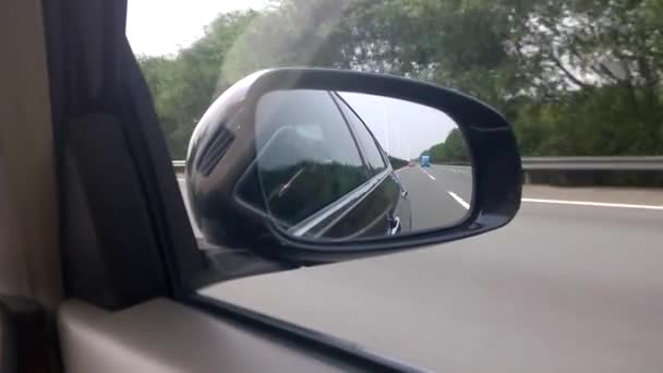 Achterzijde spiegel van een auto — Stockvideo