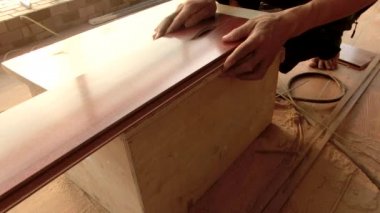Genç marangoz ahşap parçaları kesmek için bir daire testere kullanarak