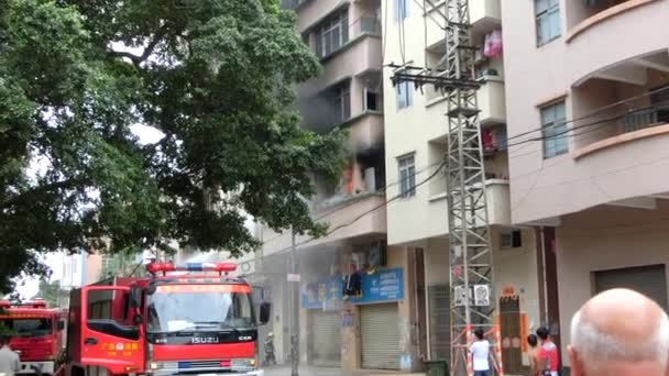 Shijie dongguan, china, september 22 Feuerwehrleute bekämpfen einen Brand in einer Mietwohnung am 22. september 2014 in dongguan, china. — Stockvideo