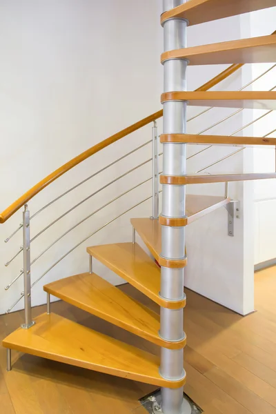 Escaleras en espiral Morden con escalones de madera dentro de una casa — Foto de Stock