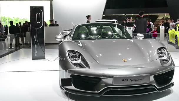 GUANGZHOU, CHINA - 25 de noviembre: super car 918 Spyder de Porsche, presentado en la 12ª Exposición Internacional de Automóviles de China de Guangzhou el 25 de noviembre de 2014 en Guangzhou, Guangdong, China . — Vídeo de stock