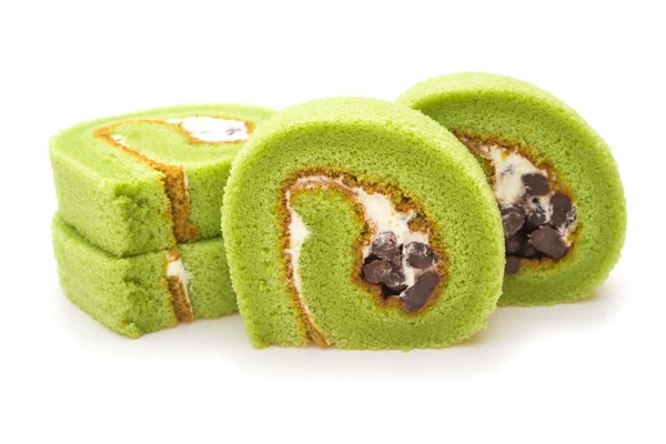 Четыре куска вкусного торта из зеленого чая и бобов на белом фоне — стоковое фото