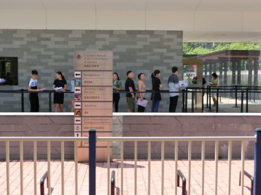 Bir sırasında Amerika Birleşik Başkonsolosluğu önünde duran insanlar