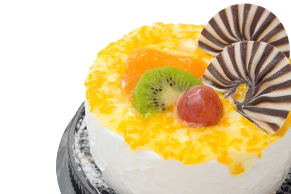 Leckerer Kuchen auf Weiß mit Trauben-Orangen-Kiwifrüchten und Schokolade obendrauf, Schneideweg inklusive — Stockfoto