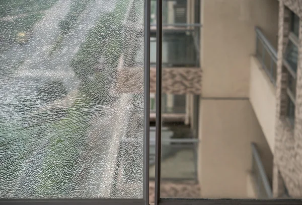 Dos ventanas de cristal con una rota y una intacta — Foto de Stock