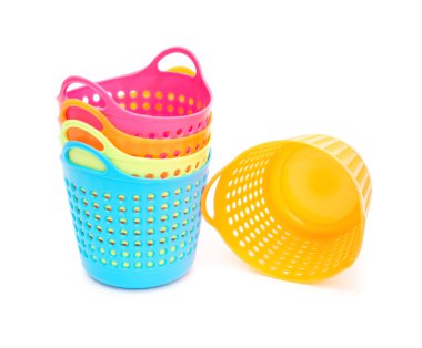 Beyaz bir arka plan üzerinde küçük ve renkli sepet