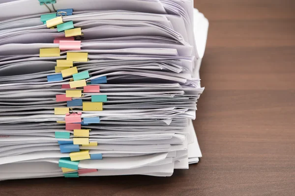 Stapel documenten met kleurrijke clips op de Bureau stapel — Stockfoto