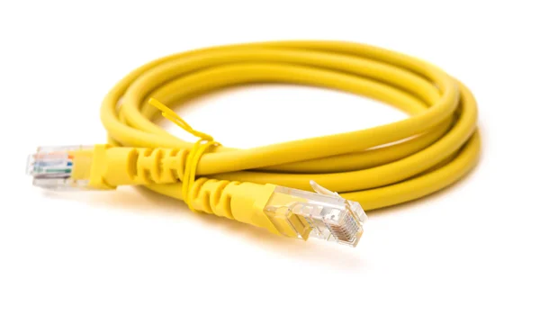 Vista lateral amarelo RJ45 cabo de conexão de rede de computador no branco com caminho de recorte — Fotografia de Stock