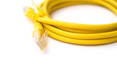 Rj45 bilgisayar ağ kablosunun beyaz kırpma yoluyla bağlanması sarı