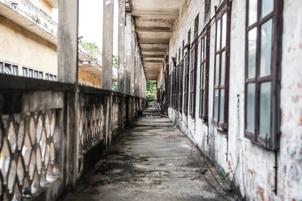 Korridoren i en övergiven fabrik — Stockfoto