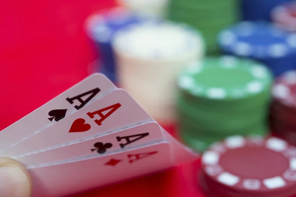 Poker oyuncusu Poker fişleri bir sürü yanında 4 ası holding — Stok fotoğraf