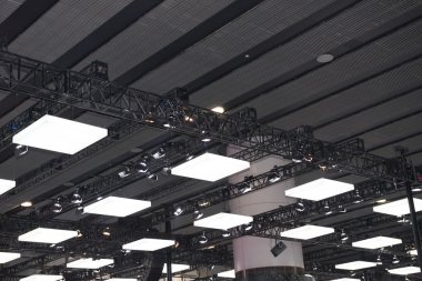 Bir sergi üzerine ışık