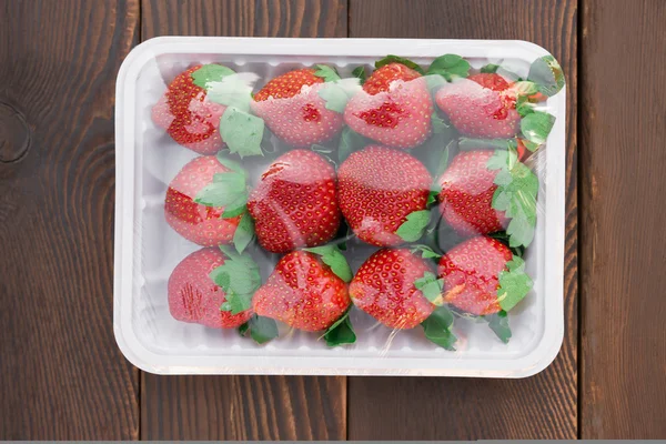 Paquete de fresas con película cubierta de madera — Foto de Stock