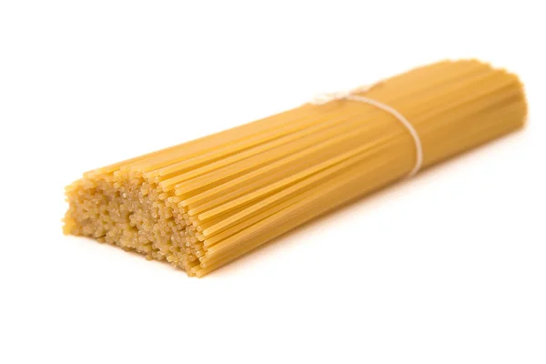 Pastas italianas crudas sobre fondo blanco —  Fotos de Stock