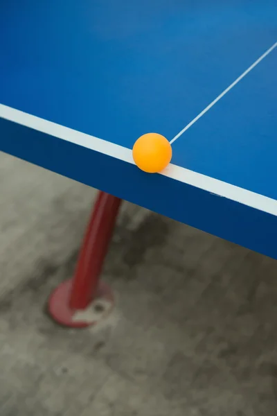 ピンポン ボール青いピンポン テーブルの端に当たった — ストック写真