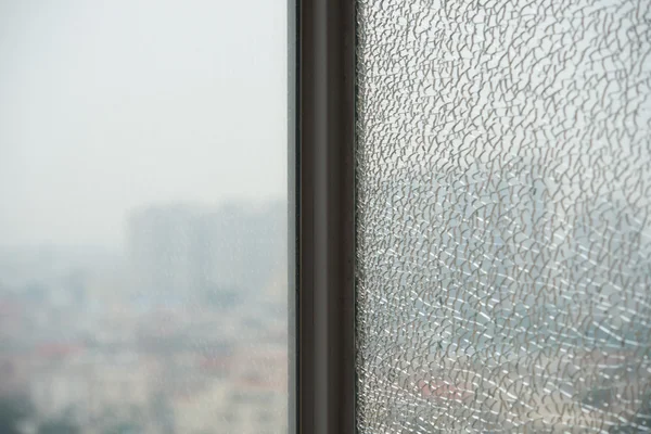Dwa szklane okna z jeden zepsuty i nienaruszone — Zdjęcie stockowe
