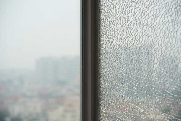 İki windows bir kırık ve bir ile sağlam cam