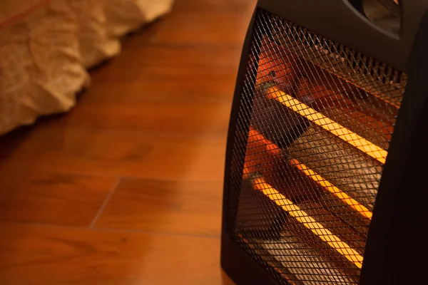 Yatak odasında bir elektrikli ısıtıcı
