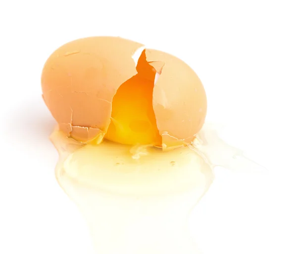 Huevo roto sobre un fondo blanco — Foto de Stock
