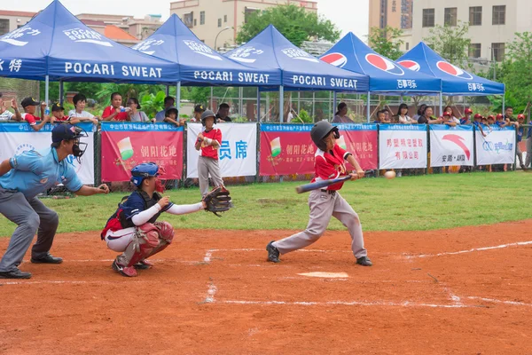 Batedor prestes a bater a bola em um jogo de beisebol — Fotografia de Stock
