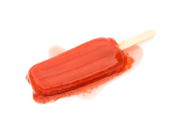 Popsicle rouge fondant sur fond blanc — Photo