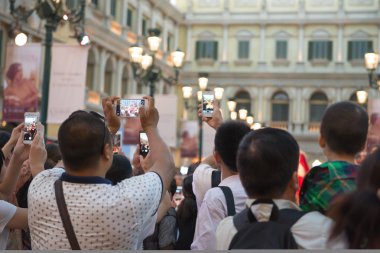 Fotoğraf ve video çekimi bir live show seyreden