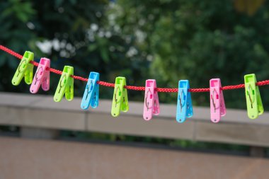 İpte asılı clothespins dönüştürün