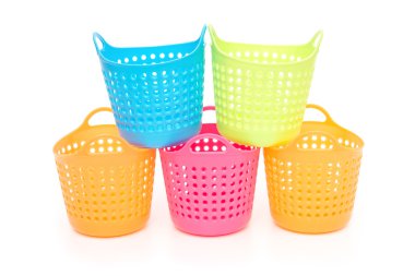 Beyaz bir arka plan üzerinde küçük ve renkli sepet biriktirecek