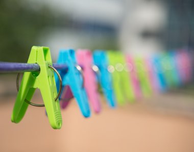 Seçici odak clothespins asılı çelik tel