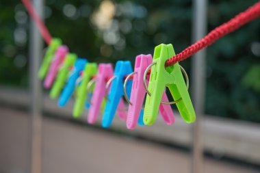 İpte asılı clothespins dönüştürün