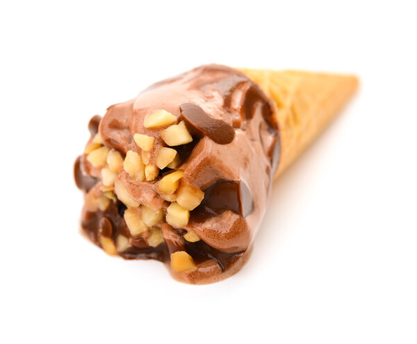 Конус мороженого тает на белом фоне
