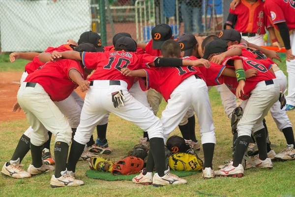 Spieler diskutieren und feuern sich bei einem Baseballspiel an — Stockfoto