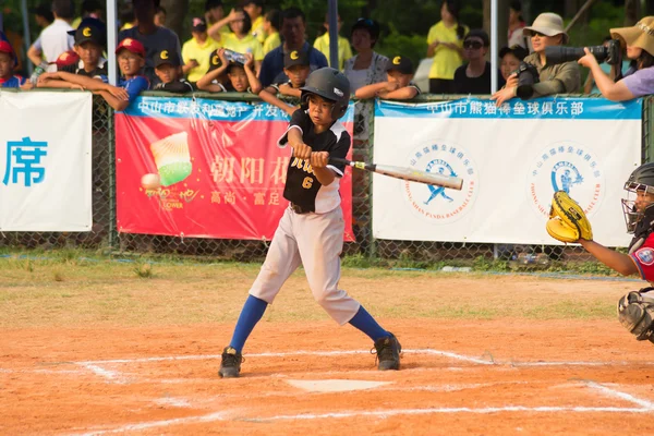 Batedor prestes a bater a bola em um jogo de beisebol — Fotografia de Stock