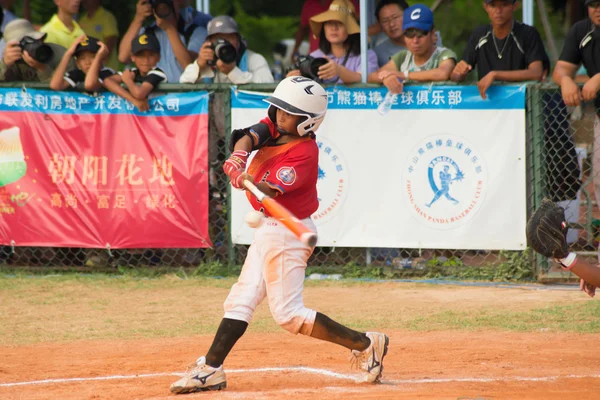 Bateador golpeó la pelota en un juego de béisbol — Foto de Stock