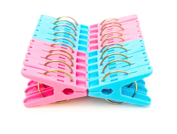 Modré a růžové clothespins na bílém pozadí — Stock fotografie
