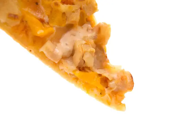 Rebanada de pizza con pollo y mango sobre un fondo blanco — Foto de Stock