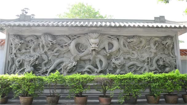 Stone carving of Dragon zooming in — Stock Video