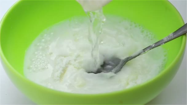 préparation du lait en poudre dans un bol 