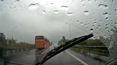 Qingyuan Guangdong Çin, 3 Eylül - dalgın sürücü yepyeni bir araba sürüş ve otoyol Guangqing karayolu üzerinde diğer Lane'de otobüste 3 Eylül 2015 hits