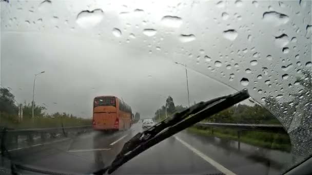 칭 광 동 중국, 9 월 3 일-새로운 차를 운전 하는 귀찮은 드라이버 2015 년 9 월 3 일에 Guangqing 고속도로에 고속도로에 다른 차선에 버스를 안타 — 비디오