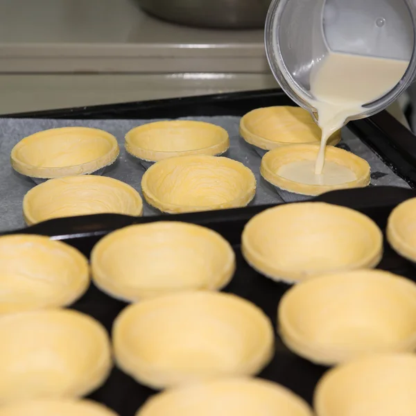 Preparación de tartas de huevo para hornear — Foto de Stock