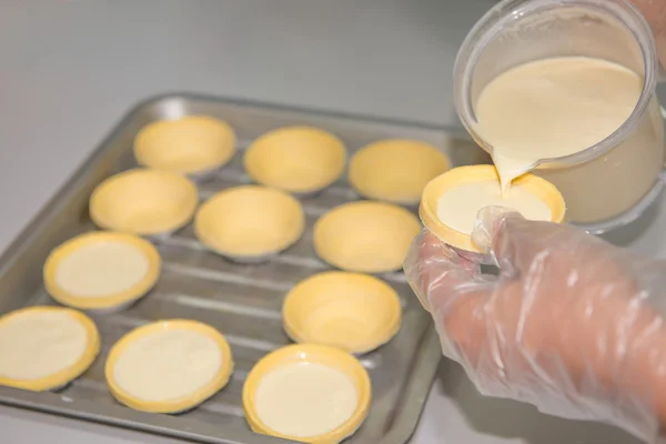 Preparación de tartas de huevo para hornear — Foto de Stock